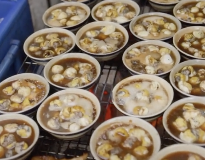  Quán trứng vịt lộn nước dừa nổi đình đám tại Quận 3, TP.HCM hôm nào cũng bán hết cả nghìn trứng  - Ảnh 5.