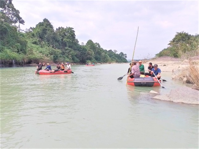 Tìm thấy thi thể nam tài xế mất tích dưới sông Sêrêpốk - Ảnh 1.