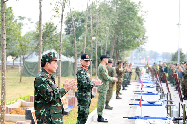 Lục quân 10 nước ASEAN thi bắn súng quân dụng tại Việt Nam - Ảnh 11.