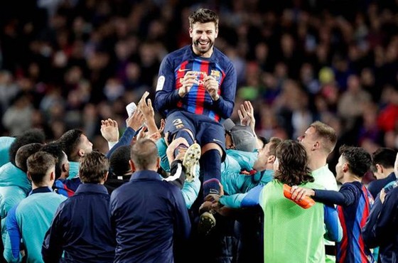 Pique đẫm nước mắt chào tạm biệt Camp Nou - Ảnh 2.