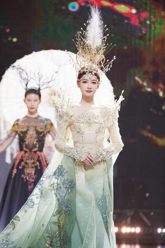 Mỹ nhân múa mở màn đại náo lễ trao giải với sắc vóc kinh diễm tựa tiên tử, chiếm spotlight của danh hiệu Nữ thần Kim Ưng  - Ảnh 1.