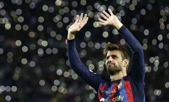 Pique đẫm nước mắt chào tạm biệt Camp Nou - Ảnh 1.