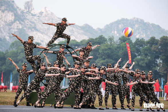 Phó tư lệnh Lục quân các nước ASEAN trổ tài bắn súng - Ảnh 10.