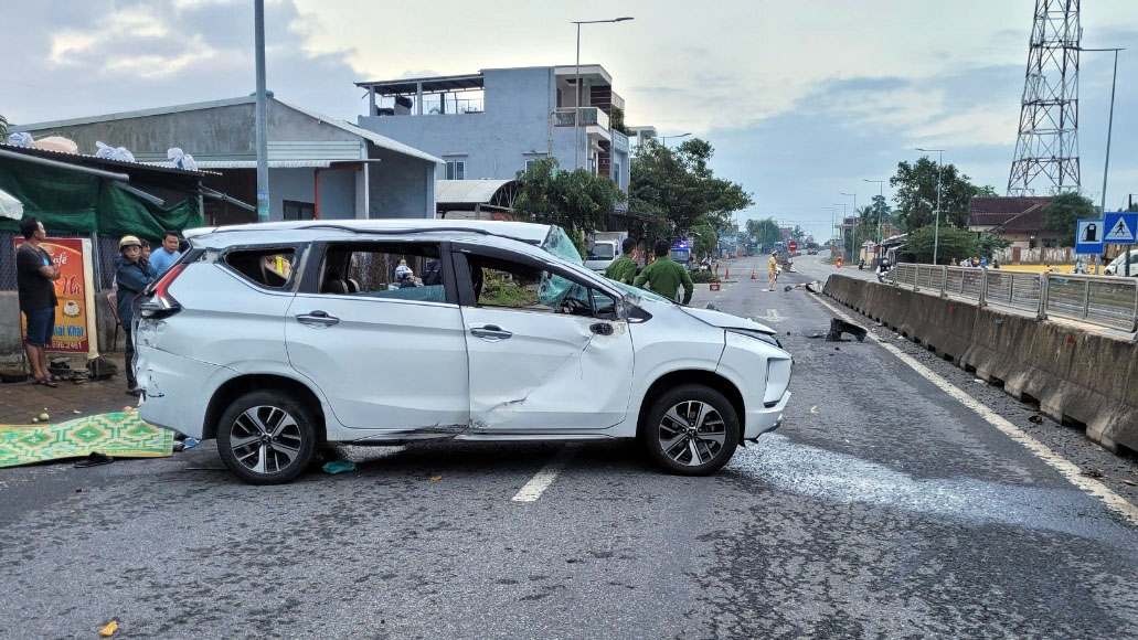 Đằng sau những bức ảnh TNGT: Phóng tốc độ cao, Mitsubishi Xpander lộn nhiều vòng vì đâm dải phân cách - Ảnh 1.