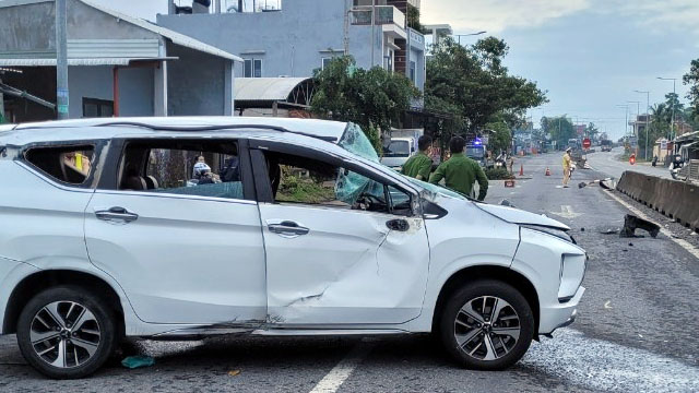 Đằng sau những bức ảnh TNGT: Phóng tốc độ cao, Mitsubishi Xpander lộn nhiều vòng vì đâm dải phân cách - Ảnh 2.