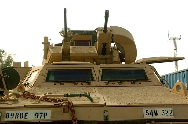 Mỹ chuyển thêm hàng trăm xe bọc thép M1117 cho Ukraine - Ảnh 2.