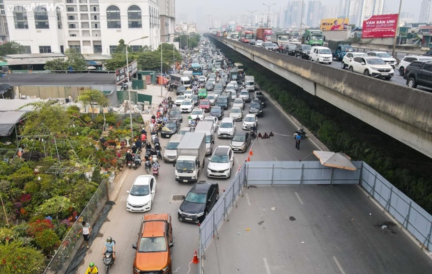 Dân khổ sở vượt đoạn đường bị quây tôn ở Hà Nội: Mỗi lô cốt sẽ án ngữ 7 tháng - Ảnh 1.