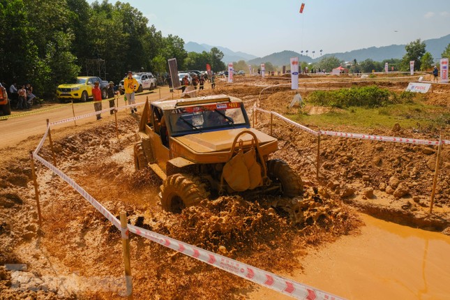 Xế độ trổ tài trèo qua ống bê tông ở giải đua ô tô địa hình Việt Nam - Ảnh 8.