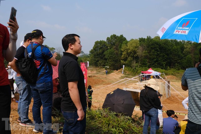 Xế độ trổ tài trèo qua ống bê tông ở giải đua ô tô địa hình Việt Nam - Ảnh 7.