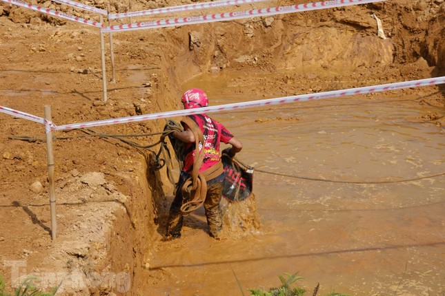 Xế độ trổ tài trèo qua ống bê tông ở giải đua ô tô địa hình Việt Nam - Ảnh 6.