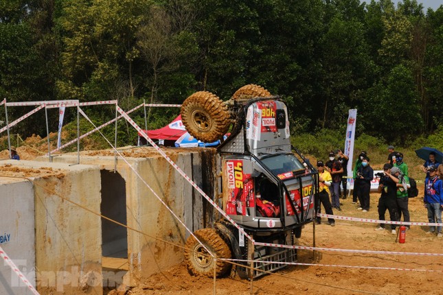Xế độ trổ tài trèo qua ống bê tông ở giải đua ô tô địa hình Việt Nam - Ảnh 4.