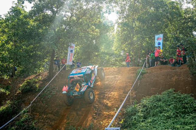 Xế độ trổ tài trèo qua ống bê tông ở giải đua ô tô địa hình Việt Nam - Ảnh 1.
