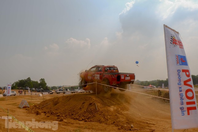 Xế độ trổ tài trèo qua ống bê tông ở giải đua ô tô địa hình Việt Nam - Ảnh 13.