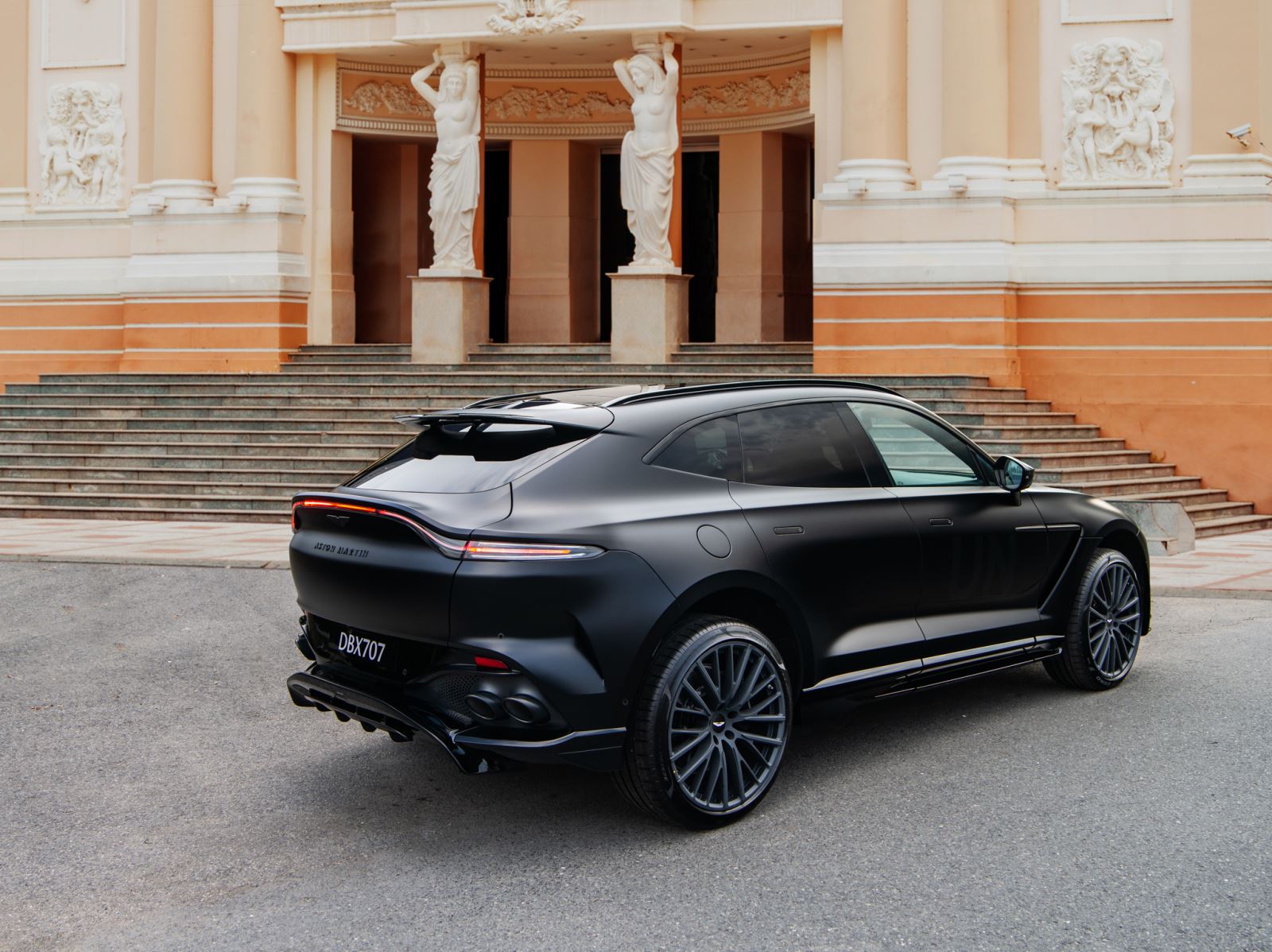 Ra mắt Aston Martin DBX707 tại Việt Nam: Giá từ 21,8 tỷ đồng, ông Đặng Lê Nguyên Vũ là khách hàng đầu tiên - Ảnh 16.