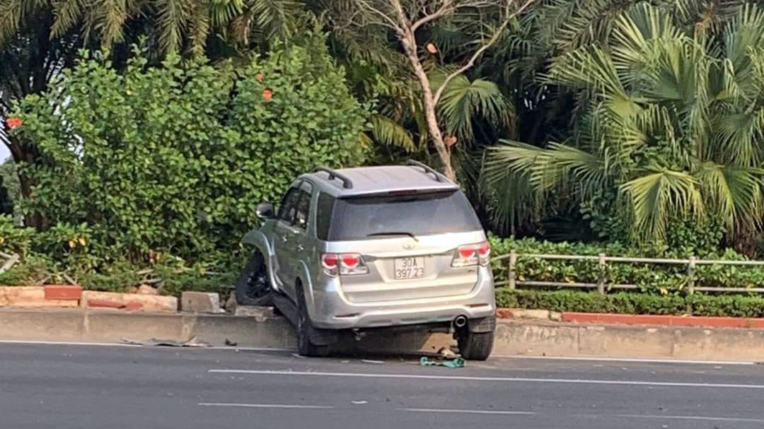 Đằng sau những bức ảnh TNGT: Toyota Fortuner leo dải phân cách sau va chạm với Audi A7 - Ảnh 4.