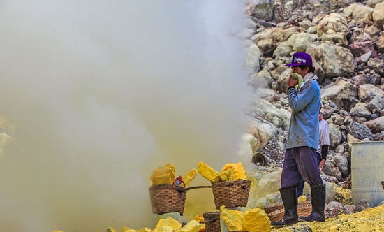 Nghề khai thác mỏ trên miệng núi lửa ở Indonesia: Liều mạng với Tử thần - Ảnh 8.