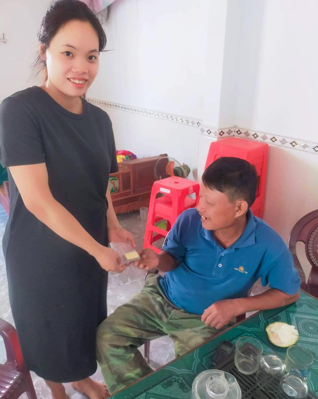 Nhặt được 2 cây vàng, người phụ hồ đem trả, được hậu tạ bằng một món quà