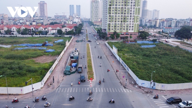 Đoạn đường dài 300m ở Hà Nội có tới 9 lô cốt gây cản trở giao thông - Ảnh 10.