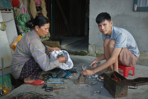 Gánh ve chai của mẹ đưa con vào đại học - Ảnh 1.