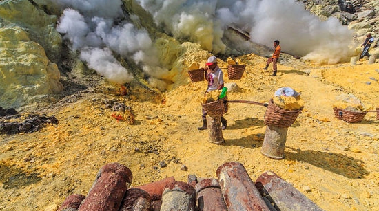 Nghề khai thác mỏ trên miệng núi lửa ở Indonesia: Liều mạng với Tử thần - Ảnh 4.