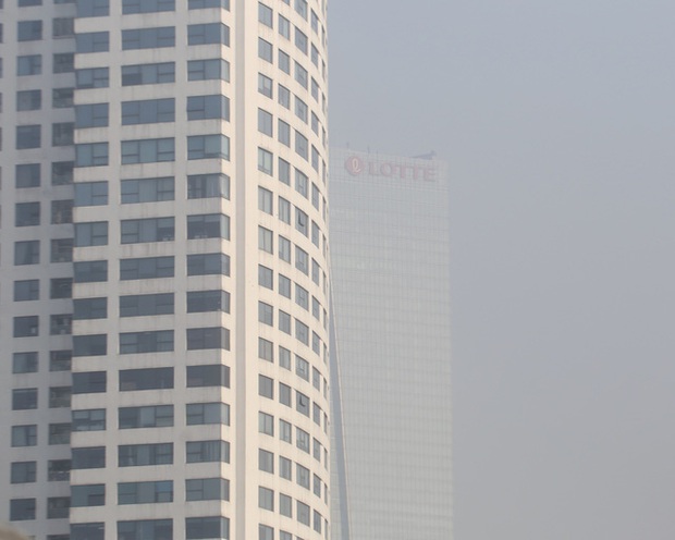 Hà Nội: Sương mù dày đặc, ô nhiễm không khí ở mức có hại cho sức khỏe - Ảnh 2.