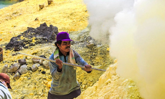 Nghề khai thác mỏ trên miệng núi lửa ở Indonesia: Liều mạng với Tử thần - Ảnh 3.