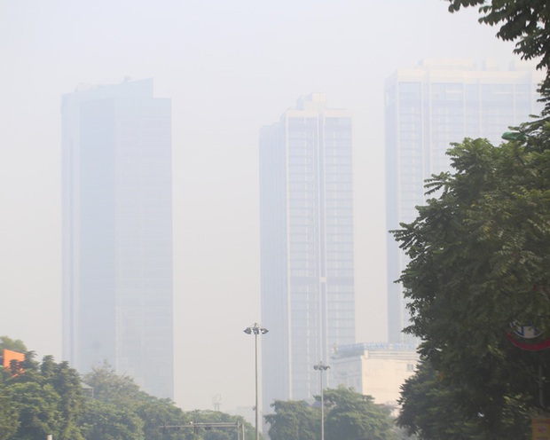 Hà Nội: Sương mù dày đặc, ô nhiễm không khí ở mức có hại cho sức khỏe - Ảnh 1.