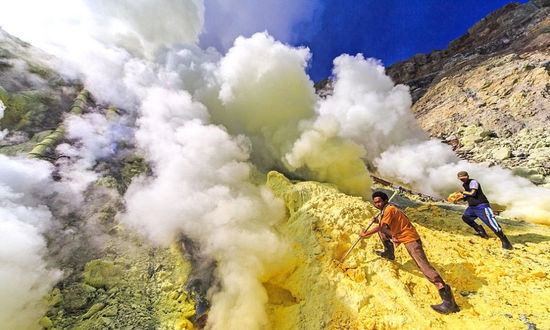 Nghề khai thác mỏ trên miệng núi lửa ở Indonesia: Liều mạng với Tử thần - Ảnh 2.