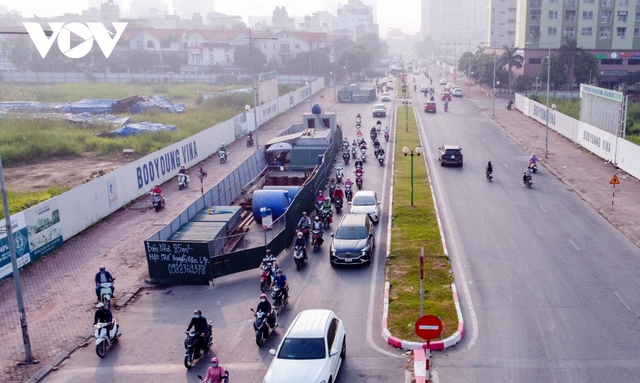 Đoạn đường dài 300m ở Hà Nội có tới 9 lô cốt gây cản trở giao thông - Ảnh 5.