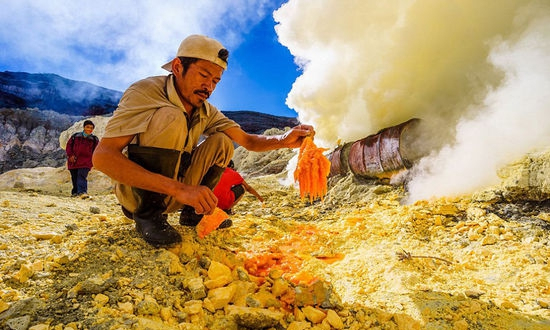Nghề khai thác mỏ trên miệng núi lửa ở Indonesia: Liều mạng với Tử thần - Ảnh 1.