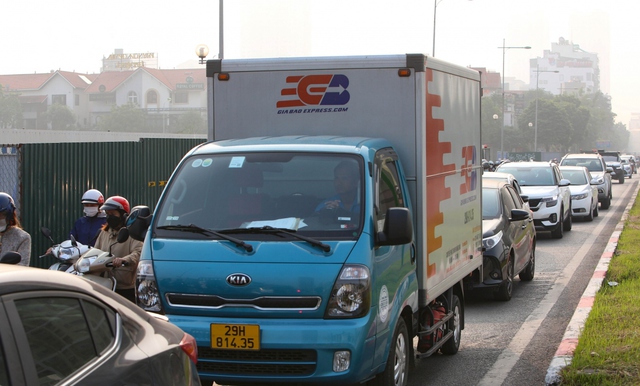 Đoạn đường dài 300m ở Hà Nội có tới 9 lô cốt gây cản trở giao thông - Ảnh 2.