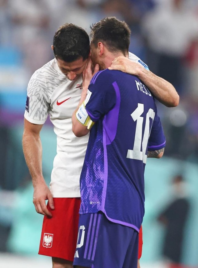 Messi từ chối bắt tay Lewandowski sau khi bị phạm lỗi - Ảnh 4.