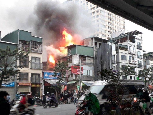 Cháy lớn tại 2 ngôi nhà cao tầng trên phố Minh Khai - Ảnh 1.