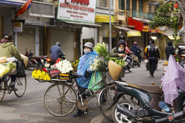  Chùm ảnh: Sáng nay, người dân Thủ đô đón cái rét chính thức sau nhiều ngày chờ đợi - Ảnh 25.