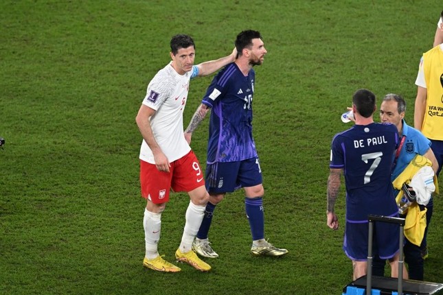 Messi từ chối bắt tay Lewandowski sau khi bị phạm lỗi - Ảnh 3.