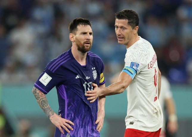 Messi từ chối bắt tay Lewandowski sau khi bị phạm lỗi - Ảnh 2.