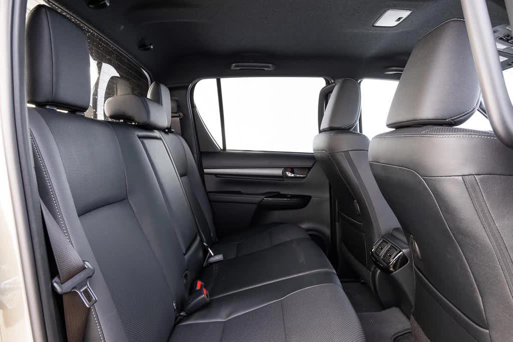 Đại lý nhận đặt cọc Toyota Hilux 2023: Giá dự kiến 1,05 tỷ đồng, vượt Ranger, đắt nhất phân khúc - Ảnh 5. Đại lý nhận đặt cọc Toyota Hilux 2023: Giá dự kiến 1,05 tỷ đồng, vượt Ranger, đắt nhất phân khúc - Ảnh 5.