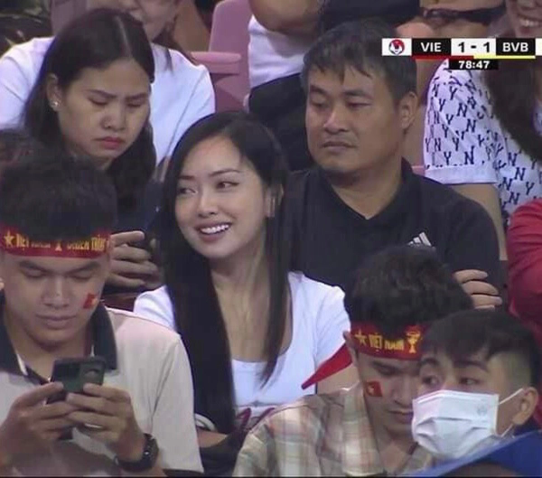 Vợ Hà Đức Chinh gây sốt vì nhan sắc trong trận Việt Nam - Dortmund - Ảnh 3.