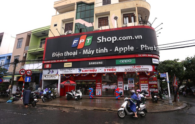 Vụ FPT Shop ở Đà Nẵng bị trộm: Camera ghi lại cảnh nam thanh niên phá cửa trong 20 giây - Ảnh 2.