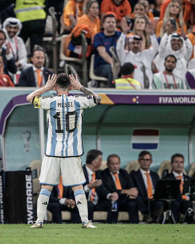 Đây là hình ảnh Lionel Messi đang ăn mừng sau khi ghi bàn thắng cho đội tuyển Argentina trong trận đấu với Hà Lan. Anh đã có một trận đấu xuất sắc và không thể tin nổi rằng anh lại có được pha ghi bàn quyết định. Hãy cùng xem lại khoảnh khắc đáng nhớ này của Messi!