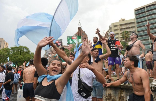 Hàng triệu người dân Argentina đi bão xuyên đêm vì niềm vui kép - Ảnh 2.