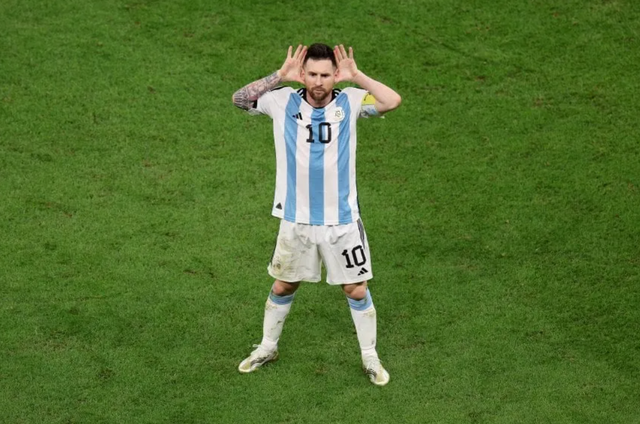 Thật tuyệt vời khi thấy Messi và đồng đội của anh ở tuyển Hà Lan chiến thắng tại World Cup. Cùng xem lại hình ảnh của Messi giúp đội tuyển của mình đánh bại đối thủ Hà Lan trong chiến thắng vinh quang. Với tài năng và khả năng lãnh đạo của Messi cùng với đồng đội tài năng, Argentina vẫn là một ứng cử viên sáng giá cho chức vô địch World Cup.