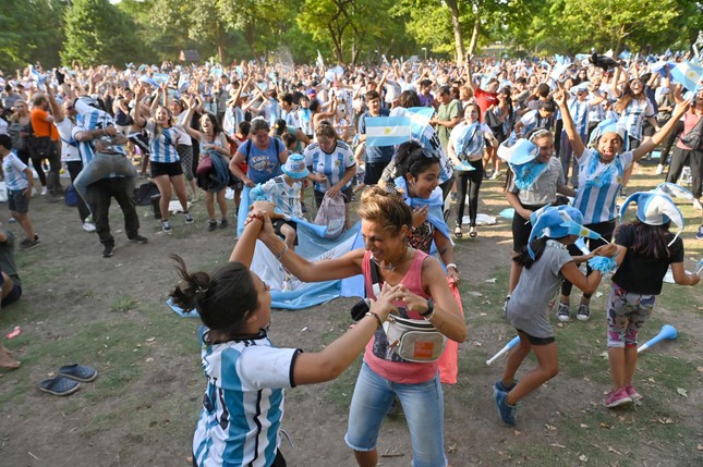 Hàng triệu người dân Argentina đi bão xuyên đêm vì niềm vui kép - Ảnh 1.