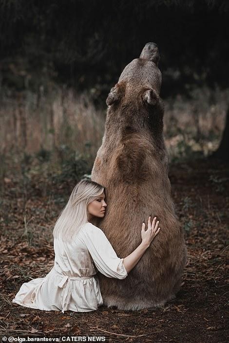 Lý do người mẫu vẫn an toàn khi chụp bộ ảnh thân mật với chú gấu nặng 350kg - Ảnh 7.
