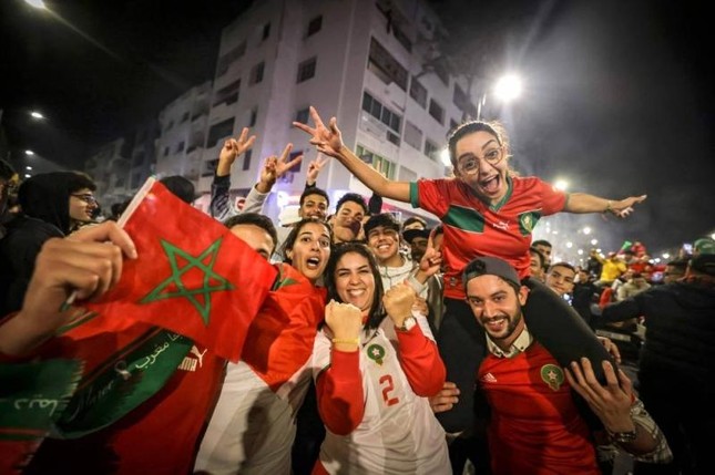 Thế giới Ả Rập và châu Phi phát cuồng vì chiến thắng lịch sử của Morocco - Ảnh 1.