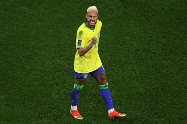 Đội hình tiêu biểu vòng tứ kết World Cup 2022: Neymar, Messi góp mặt - Ảnh 7.