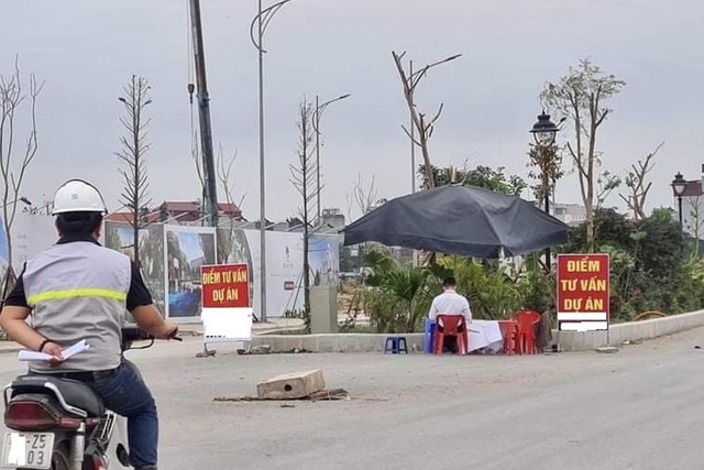 Phải nghỉ Tết sớm, môi giới bất động sản đi chạy xe ôm, giao hàng kiếm tiền lo Tết