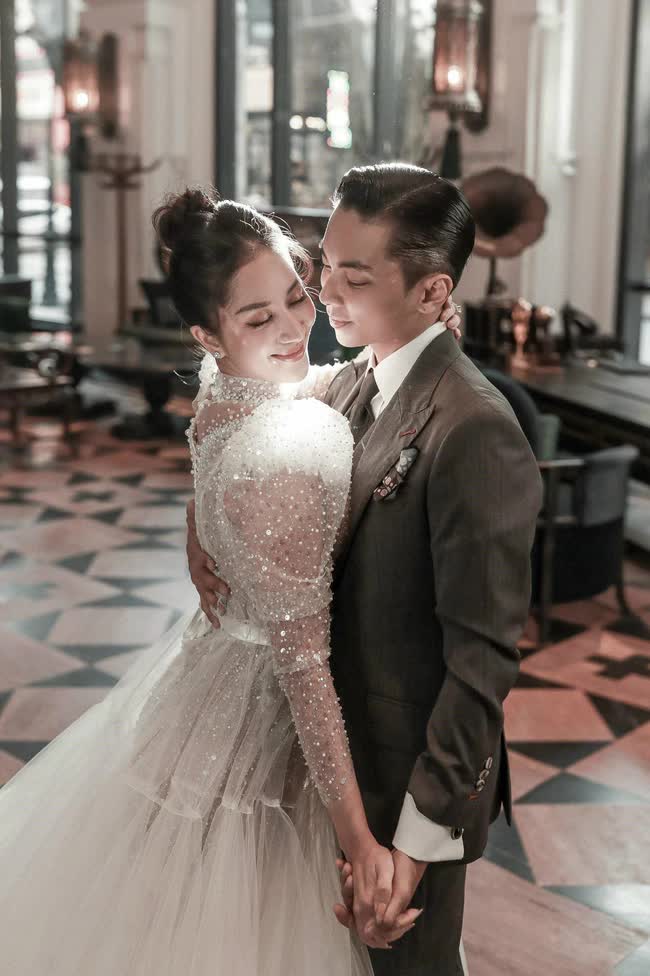 Không gian lễ ăn hỏi của Khánh Thi – Phan Hiển: Tựa như vườn cổ tích với đầy hoa tươi
