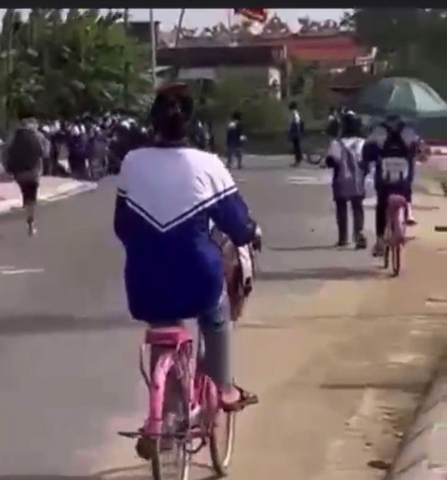 Thanh Hoá: Xác minh clip nhóm học sinh đánh nhau sau giờ tan trường