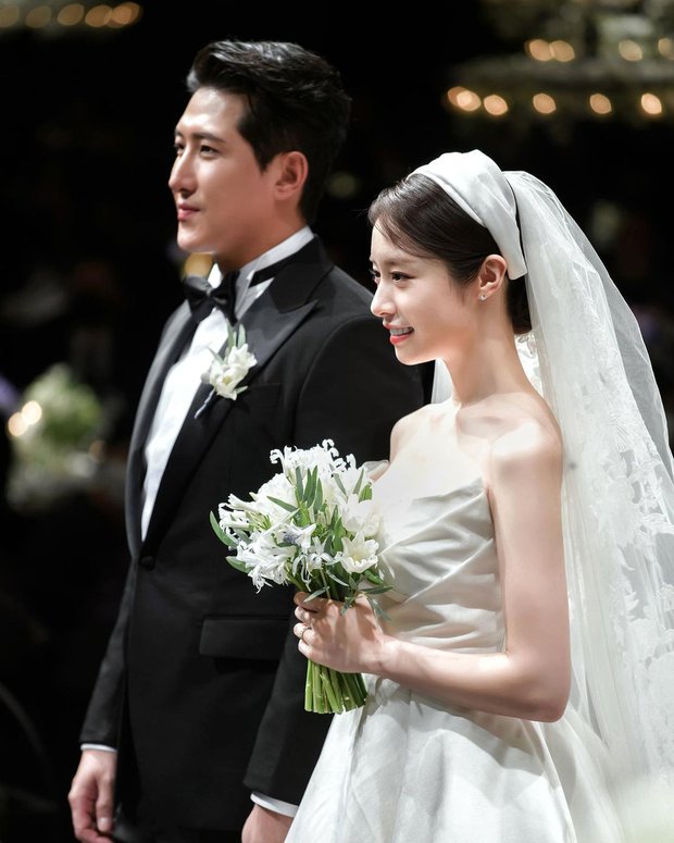Jiyeon tung ảnh trong đám cưới đẹp như mơ, hé lộ khoảnh khắc cảm động với IU và T-ara - Ảnh 4.